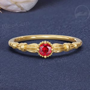 Robijn solitaire verlovingsring | Vintage bloemen roségouden beloftering voor haar | Elegante minimalistische trouwring met rode edelsteen van BlessGem