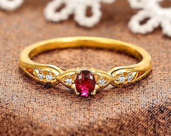 Delicado anillo de compromiso con rubí de BlessGem • Oro amarillo • Estilo vintage • Regalo para ella