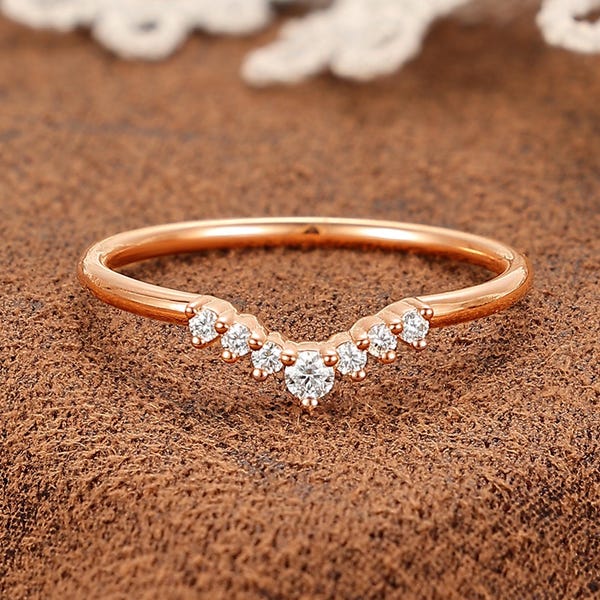 Moissaniet gebogen trouwring van BlessGem • Geelgoud • Sierlijke stijl • Cadeau voor haar