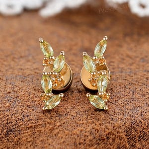 BlessGemのペリドットとシトリンのスタッドピアス • イエローゴールド • 自然をモチーフにしたデザイン • 女性へのギフト