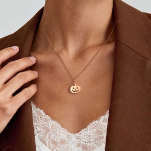 Collar de calabaza de Halloween de BlessGem • Oro rosa • Joyería navideña • Regalo para ella imagen 2