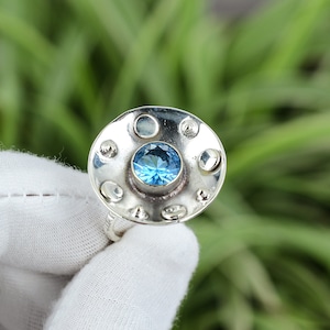 Facettierter Schweizer Blautopas-Ring: Handgefertigtes 925er Sterlingsilber, Grösse 7.75