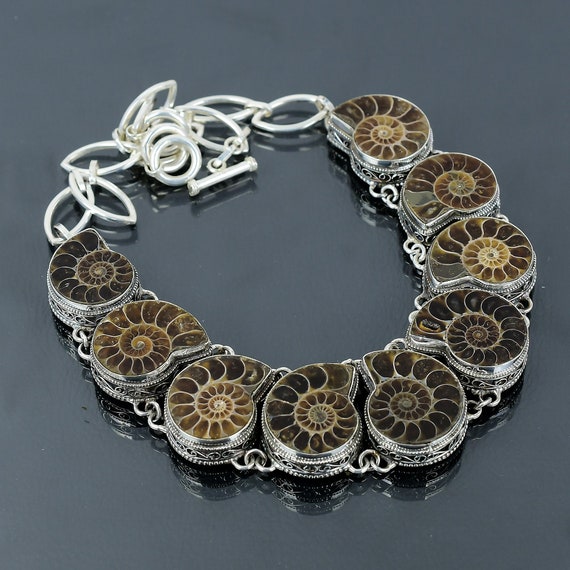 ハンドメイドのアンモナイト化石ネックレス：925スターリングシルバー