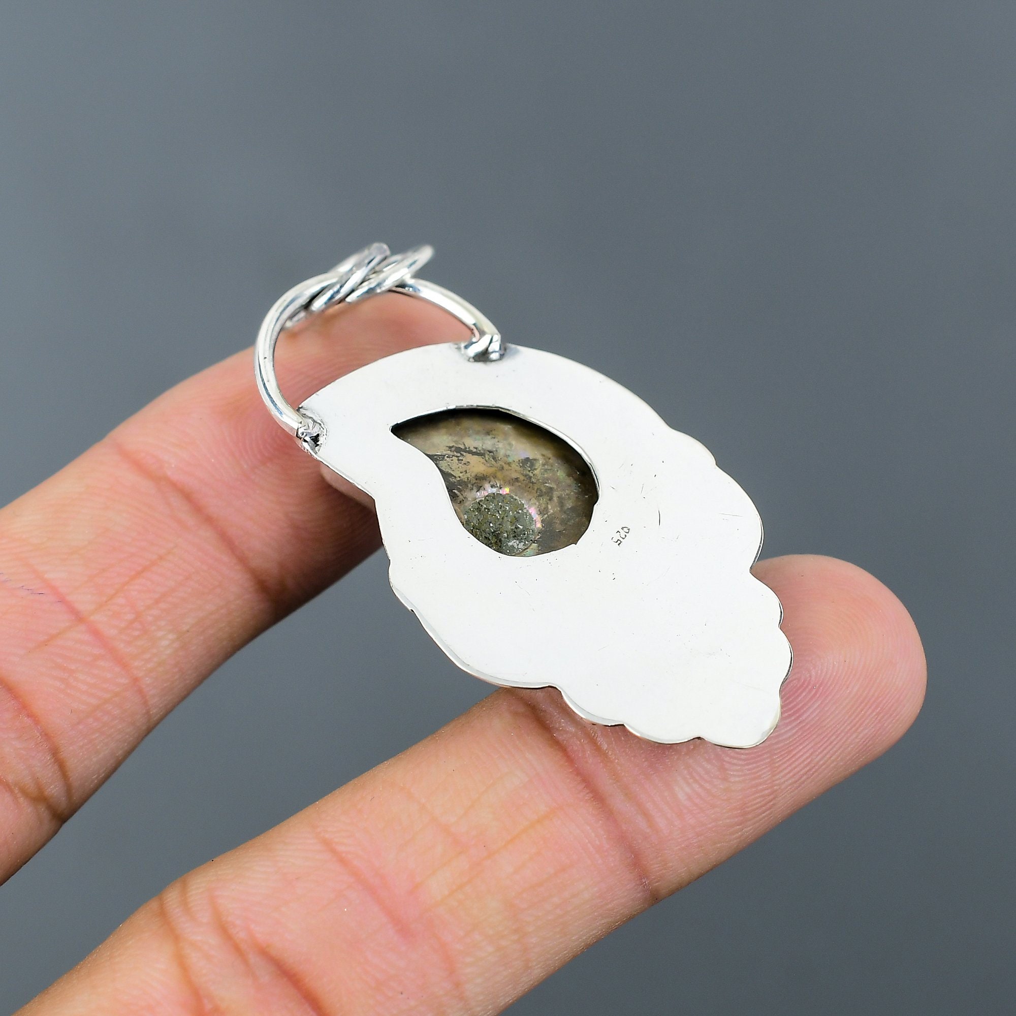 アンモナイトの手作りシルバーペンダント アンモナイトの化石ペンダント：手作りの925スターリングシルバーの