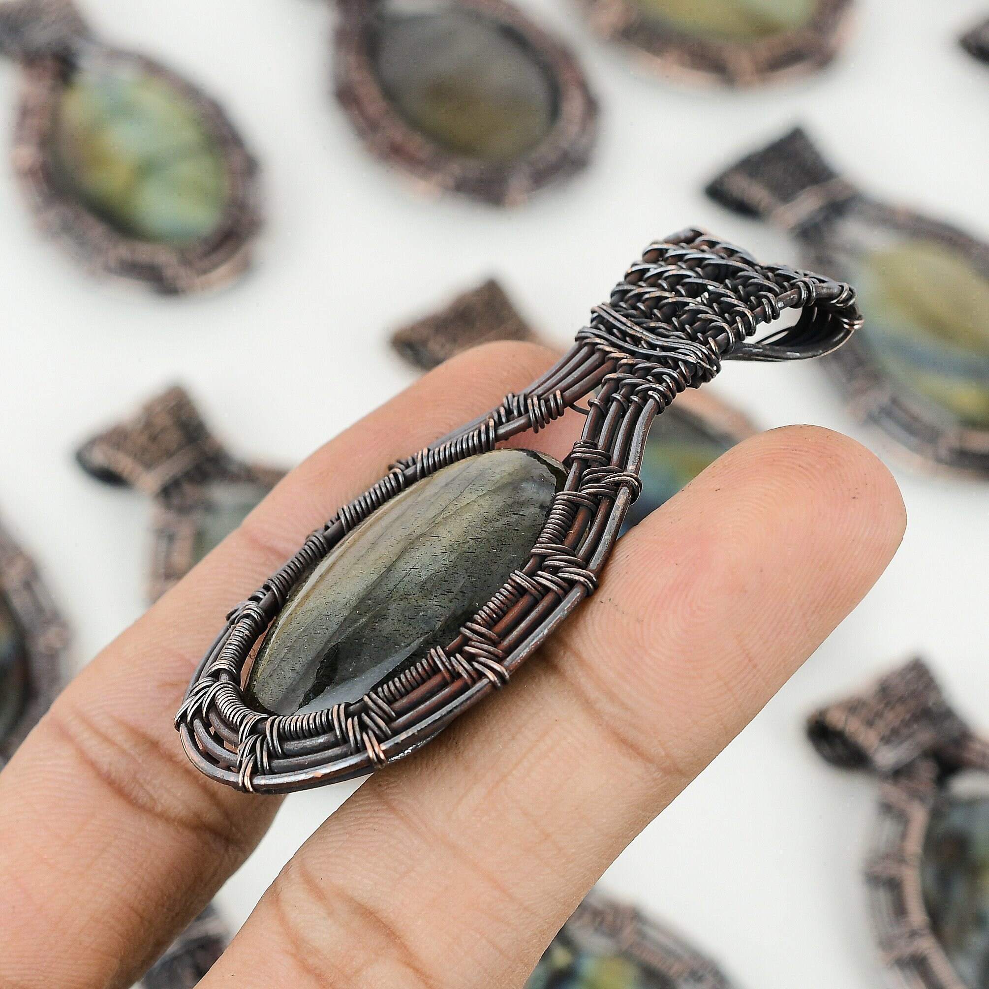 Ciondolo in labradorite avvolto in filo di rame fatto a mano - Gioielli con pietre preziose unici - Italia