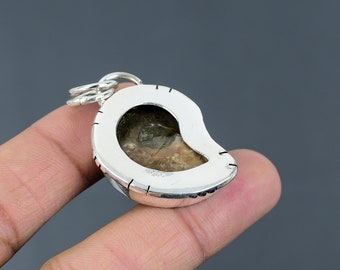 Ciondolo in fossile di ammonite naturale, collana boho in argento sterling 925, gioiello con pietra preziosa di grande impatto. - Italia Ciondolo in fossile di ammonite naturale, collana boho in argento sterling 925, gioiello con pietra preziosa di grande impatto. - Italia