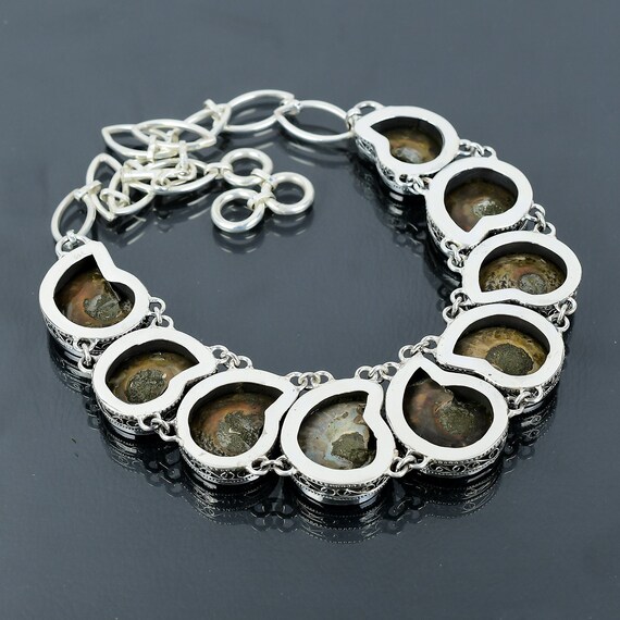 ハンドメイドのアンモナイト化石ネックレス：925スターリングシルバー