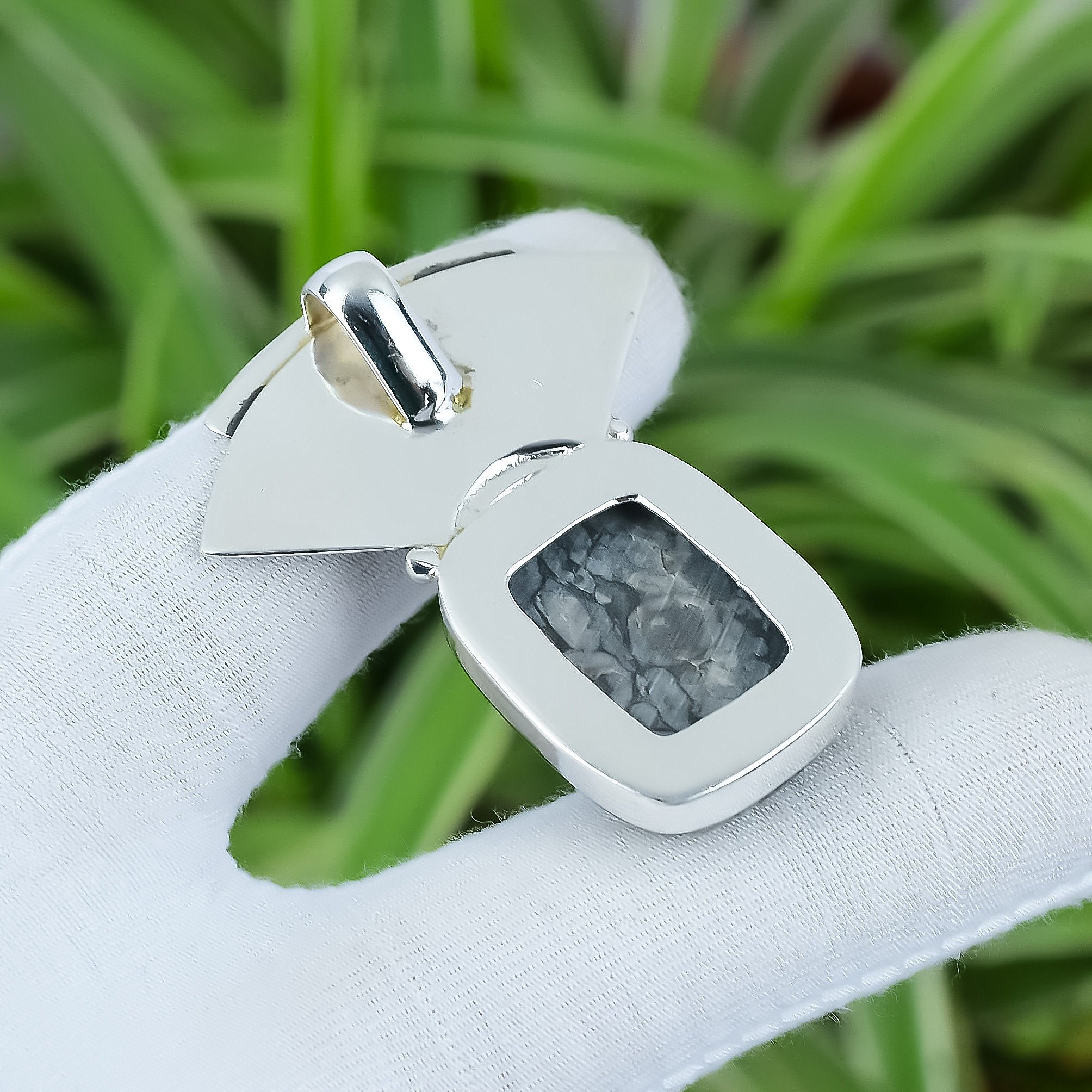 Pendentif Corail Noir Fossilisé Avec Quartz - 32,70 Carats, Goutte, Naturel
