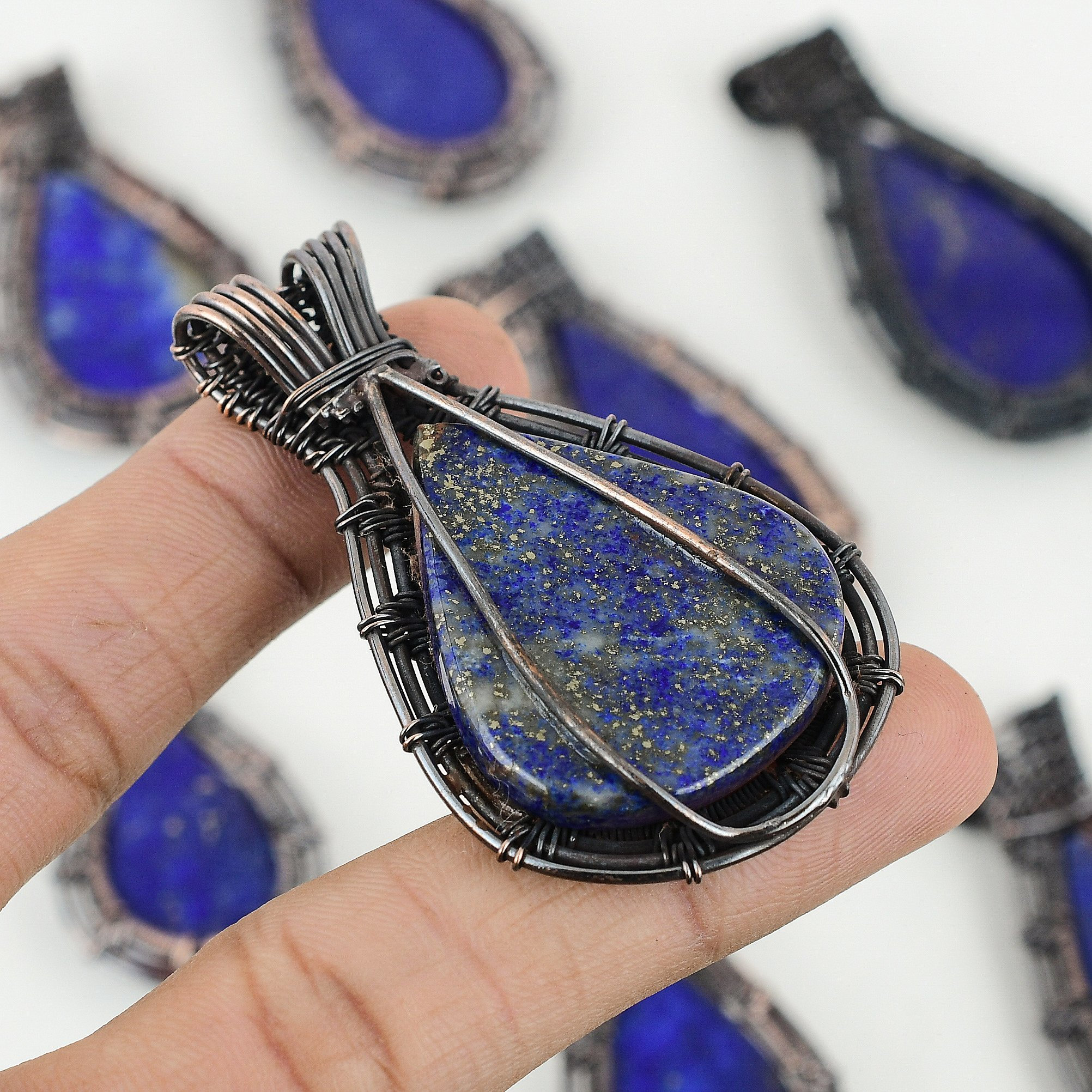手作りの洋梨型ラピスラズリ銅線巻きペンダント - Etsy 日本
