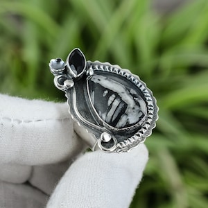 Anillo de crisantemo y ónix negro hecho a mano: plata de ley, talla 6,75