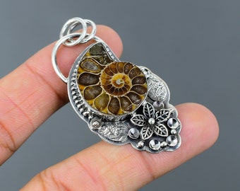 Ciondolo fossile di ammonite Ciondolo in argento sterling 925 Ciondolo di design fatto a mano Gioielli con pietre preziose Regalo per i suoi gioielli floreali Bellissimo ciondolo