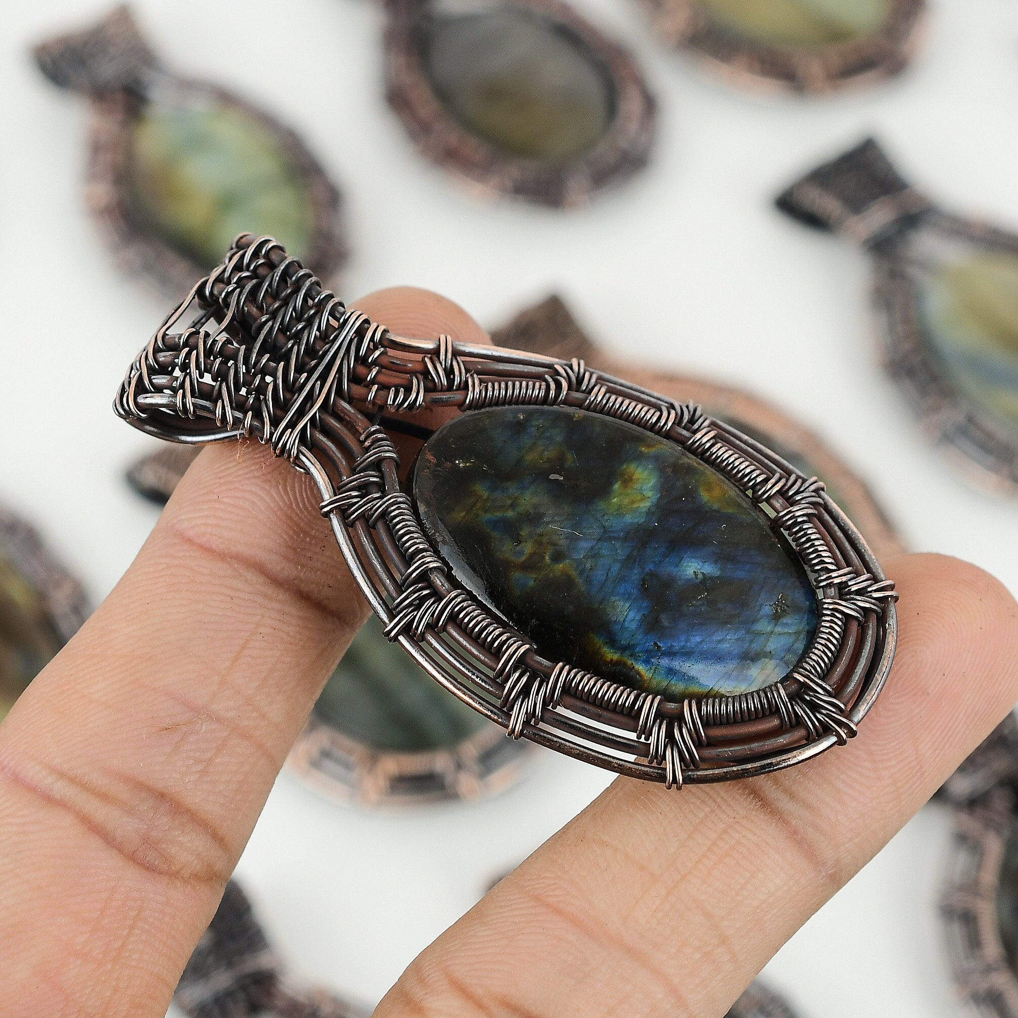Ciondolo in labradorite avvolto in filo di rame fatto a mano - Gioielli con pietre preziose unici - Italia