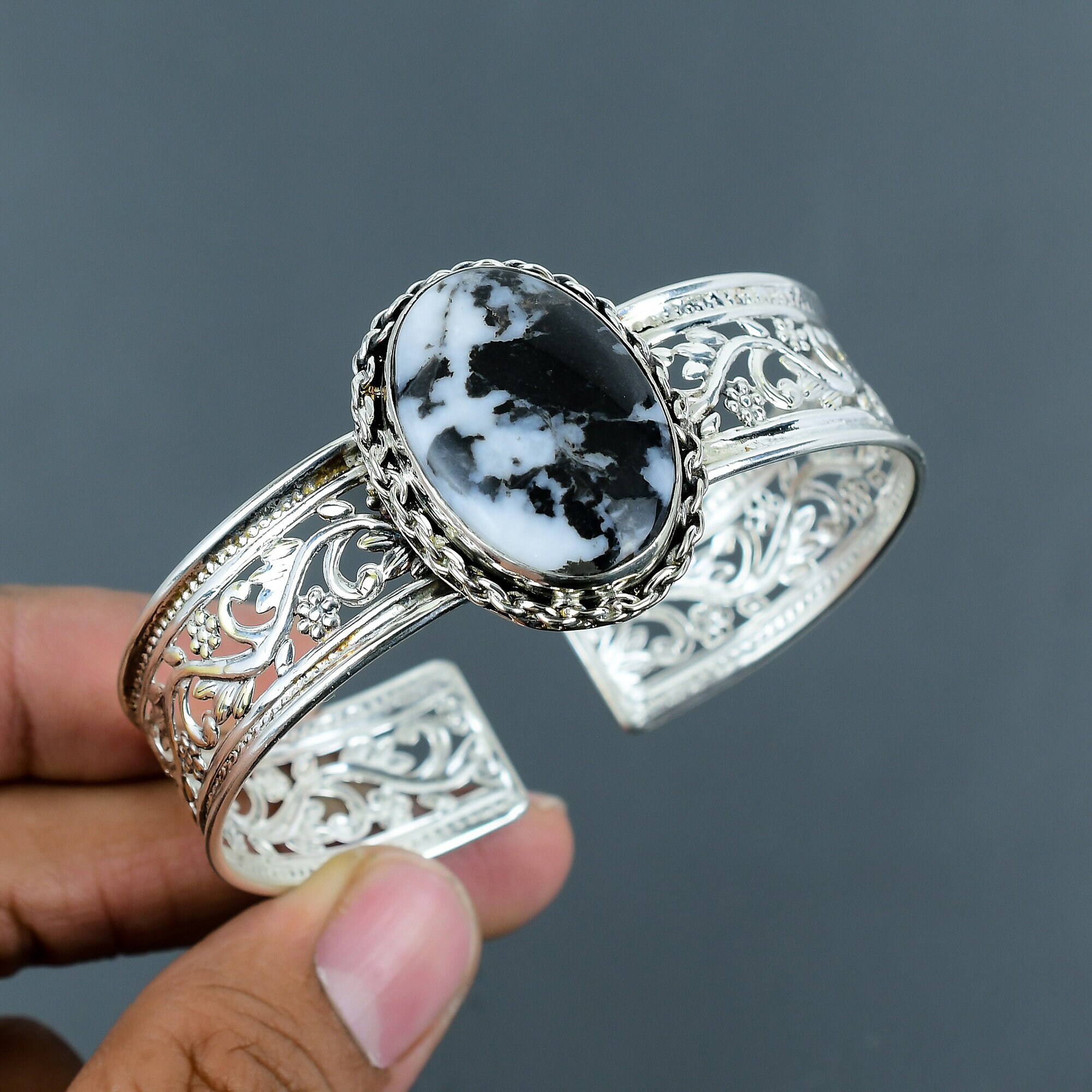 ホワイトバッファローターコイズバングル：ハンドメイド925