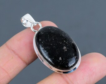 Ciondolo Nuummite fatto a mano: gioiello in argento sterling 925 con pietre preziose