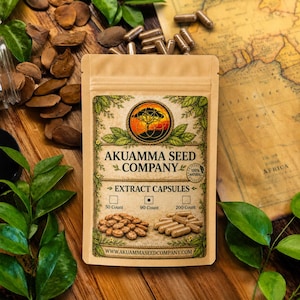 Puede incluir: Un paquete de cápsulas de extracto de Akuamma Seed Company, con un logotipo que presenta un árbol dentro de un círculo. El paquete está sobre una superficie de madera con semillas y cápsulas dispersas. El texto "EXTRACT CAPSULES" es visible.