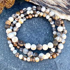 Pulsera de madera petrificada apilable con pulseras elásticas de cobre, cristal de piedra natural opalizada, marrón/beige.