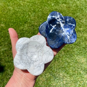 Ciotola Howlite o SODALITE, a forma di fiore, Scelta, Pietra naturale, Cristallo, Fatto a mano, Regalo spirituale, Ciotola sbavatura