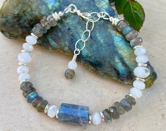 Bracelet LABRADORITE ET PIERRE DE LUNE ARC-EN-CIEL, fermoir, flashy, perles, pierre naturelle, cristal, gris et blanc