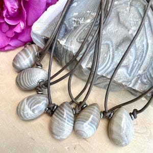 Collar con colgante de pedernal polaco, cordón de cuero marrón, piedra natural con banda polaca, cristal de gema, ajustable de 35 a 55 cm.