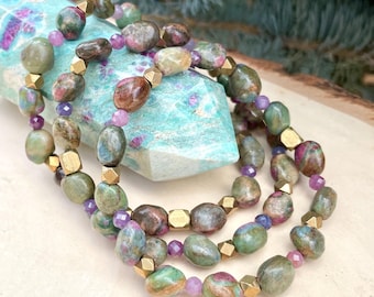 RUBIN FUCHSIT Armband mit Messing Akzente, Stretch Perlen, Pebble Naturstein Edelstein Kristall