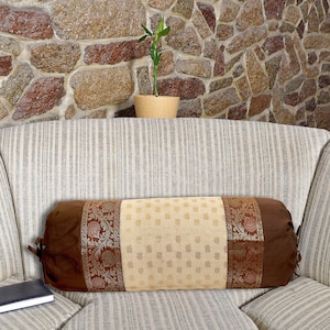 Funda de almohada de seda india: rollo de cuello de brocado hecho a mano (38 x 76 cm)