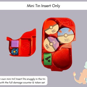 Pode incluir: Um inserto de armazenamento de pl&aacute;stico vermelho para uma mini lata, com compartimentos moldados para fichas de jogo. O inserto cont&eacute;m tr&ecirc;s fichas circulares com valores num&eacute;ricos 10, 70 e 190, uma ficha retangular verde com um &iacute;cone de estrela e dois cubos pequenos.