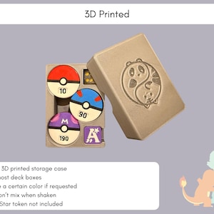 Pode incluir: Uma caixa de armazenamento impressa em 3D com exterior castanho-claro e um design de yin-yang de panda em relevo. A caixa aberta cont&eacute;m tr&ecirc;s fichas circulares com topos vermelho, azul e roxo marcados 10, 90 e 190, e duas fichas quadradas.