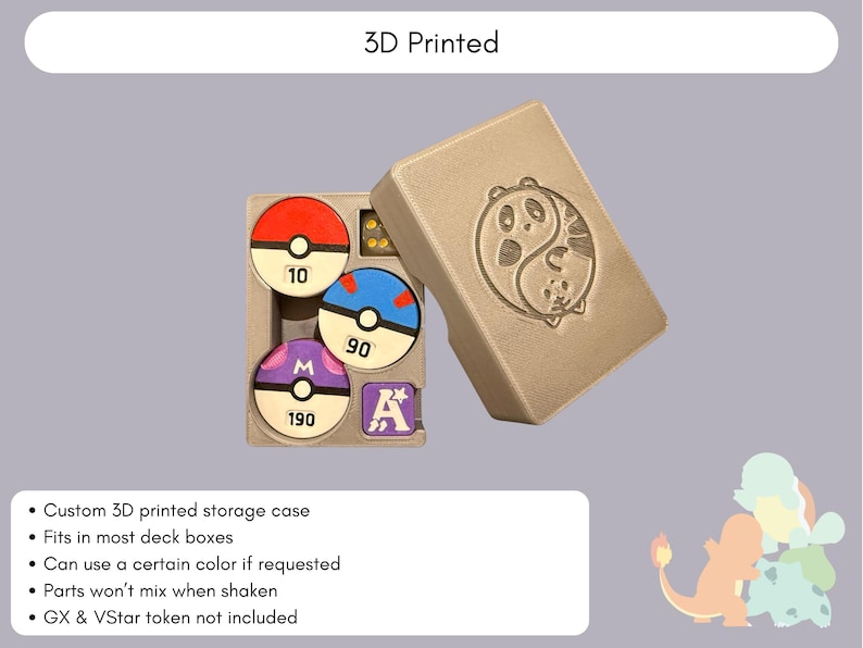 Pode incluir: Uma caixa de armazenamento impressa em 3D com exterior castanho-claro e um design de yin-yang de panda em relevo. A caixa aberta cont&eacute;m tr&ecirc;s fichas circulares com topos vermelho, azul e roxo marcados 10, 90 e 190, e duas fichas quadradas.