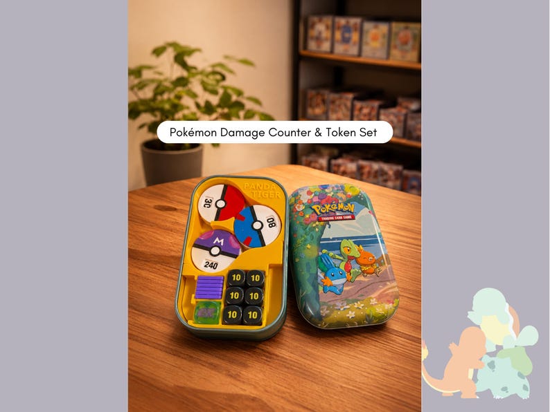 Pode incluir: Um conjunto de contadores de dano e fichas Pok&eacute;mon numa lata met&aacute;lica retangular. A lata aberta revela um tabuleiro amarelo contendo tr&ecirc;s fichas circulares com desenhos vermelhos, azuis e roxos, seis dados pretos com o n&uacute;mero 10 e duas pe&ccedil;as.