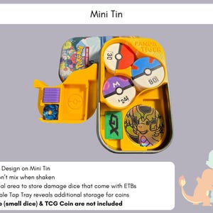 Pode incluir: Um inserto de pl&aacute;stico amarelo para uma Mini Tin de Pokemon, com compartimentos moldados para pe&ccedil;as de jogo. O inserto cont&eacute;m fichas circulares com designs de Poke Ball, um marcador GX verde retangular e uma moeda hologr&aacute;fica. Uma bandeja lateral armazena dados.