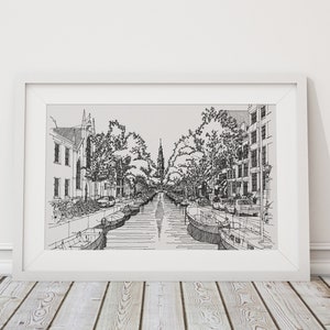 Puede incluir: Dibujo en blanco y negro de un canal en una ciudad con edificios a ambos lados y barcos atracados a lo largo del canal.