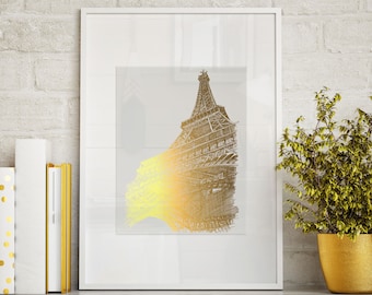 Può includere: Una stampa incorniciata bianca di un disegno in bianco e nero della Torre Eiffel con un effetto di lavaggio ad acquerello dorato.
