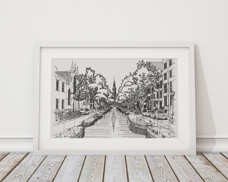 Puede incluir: Dibujo en blanco y negro de un canal en una ciudad con edificios a ambos lados y barcos atracados a lo largo del canal.