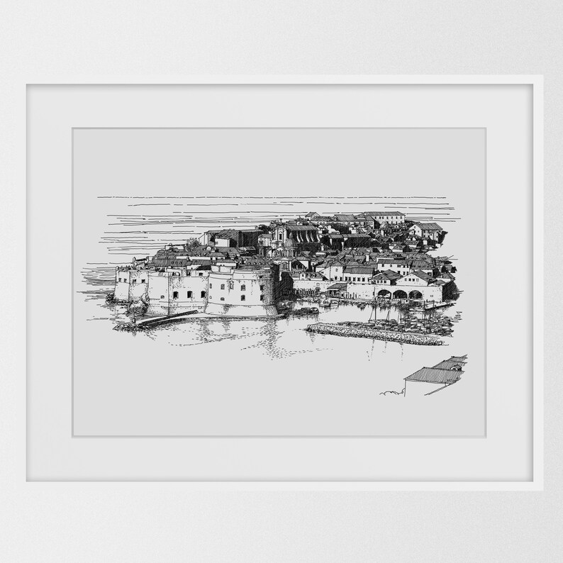 Puede incluir: Un dibujo en blanco y negro de una ciudad costera con una muralla fortificada y edificios. El dibujo est&aacute; hecho en un estilo simple y muestra la ciudad desde la distancia.