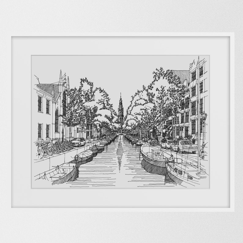 Puede incluir: Dibujo en blanco y negro de un canal en una ciudad con edificios a ambos lados. El canal est&aacute; bordeado de barcos y los edificios tienen muchas ventanas. Se puede ver un campanario de iglesia en la distancia.