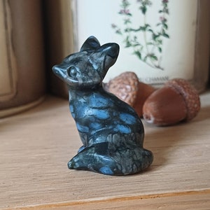 Renard en Vulcanite, pierre naturelle appelée aussi llanite. Sculpture renard en pierre .