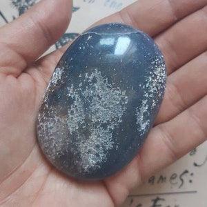 Racimo de ágata PEBBLE. Ágata de uva. piedra natural de calcedonia botrioidal púrpura