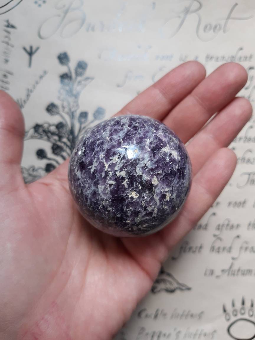 Sphère de Lepidolite Pour Lithothérapie , Divination , Chakras, Cristaux et Reiki.