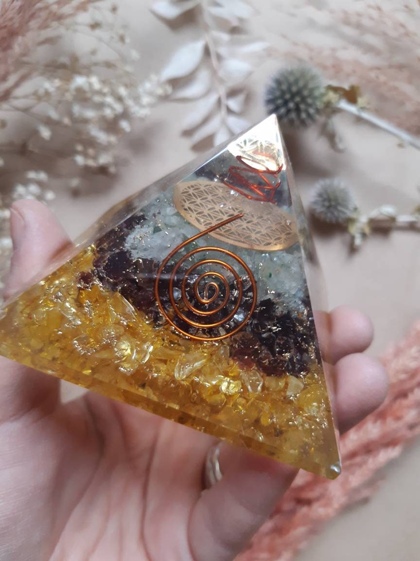 Pyramide Orgonite , Pyramide d'orgone Orgone de Protection Reiki Feng Shui Soin Énergétique.