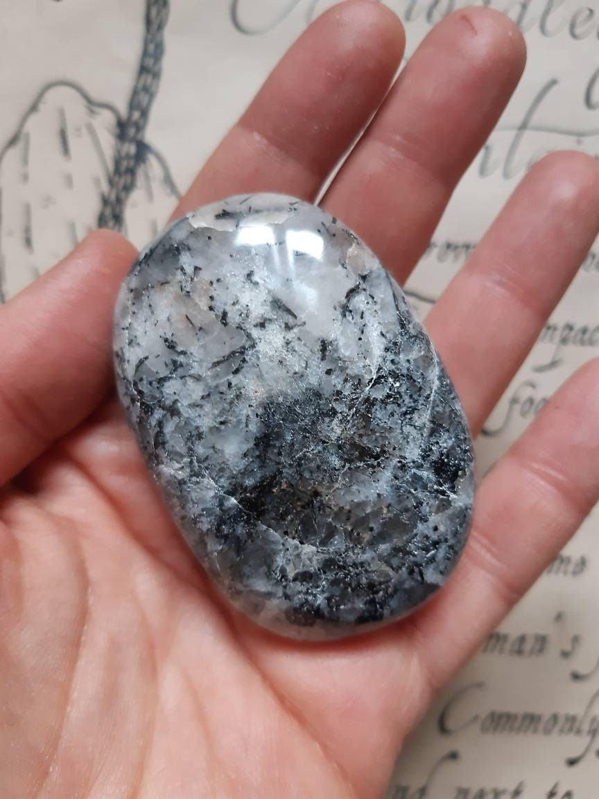 Galet de Quartz à Inclusions Tourmaline, Pierre Naturelle Pour Lithothérapie .