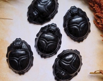 Escarabajo en obsidiana negra natural, símbolo del dios Khepri, piedra bruja, símbolo mortuorio. escarabajo egipcio