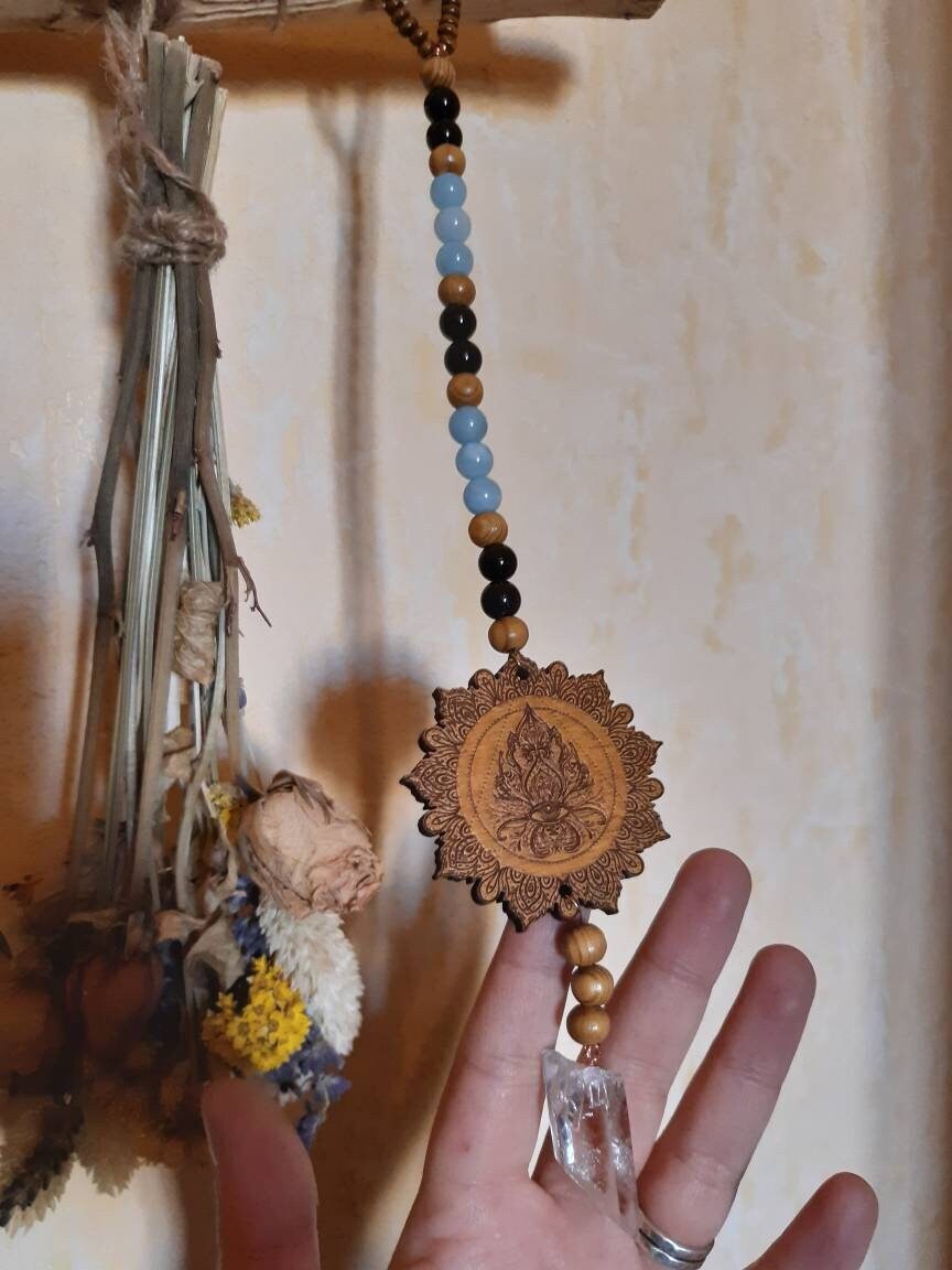 Totem Mandala en Minéraux avec Des Pierres de Protection et Bois Gravé. Talisman Maison Autel Ésotér