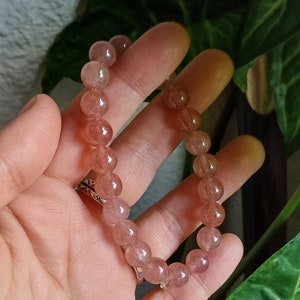 STRAWBERRY QUARTZ BRACELET, 8mm natural pearls, variety of pink quartz, lithotherapy, chakras. Strawberry quartz.