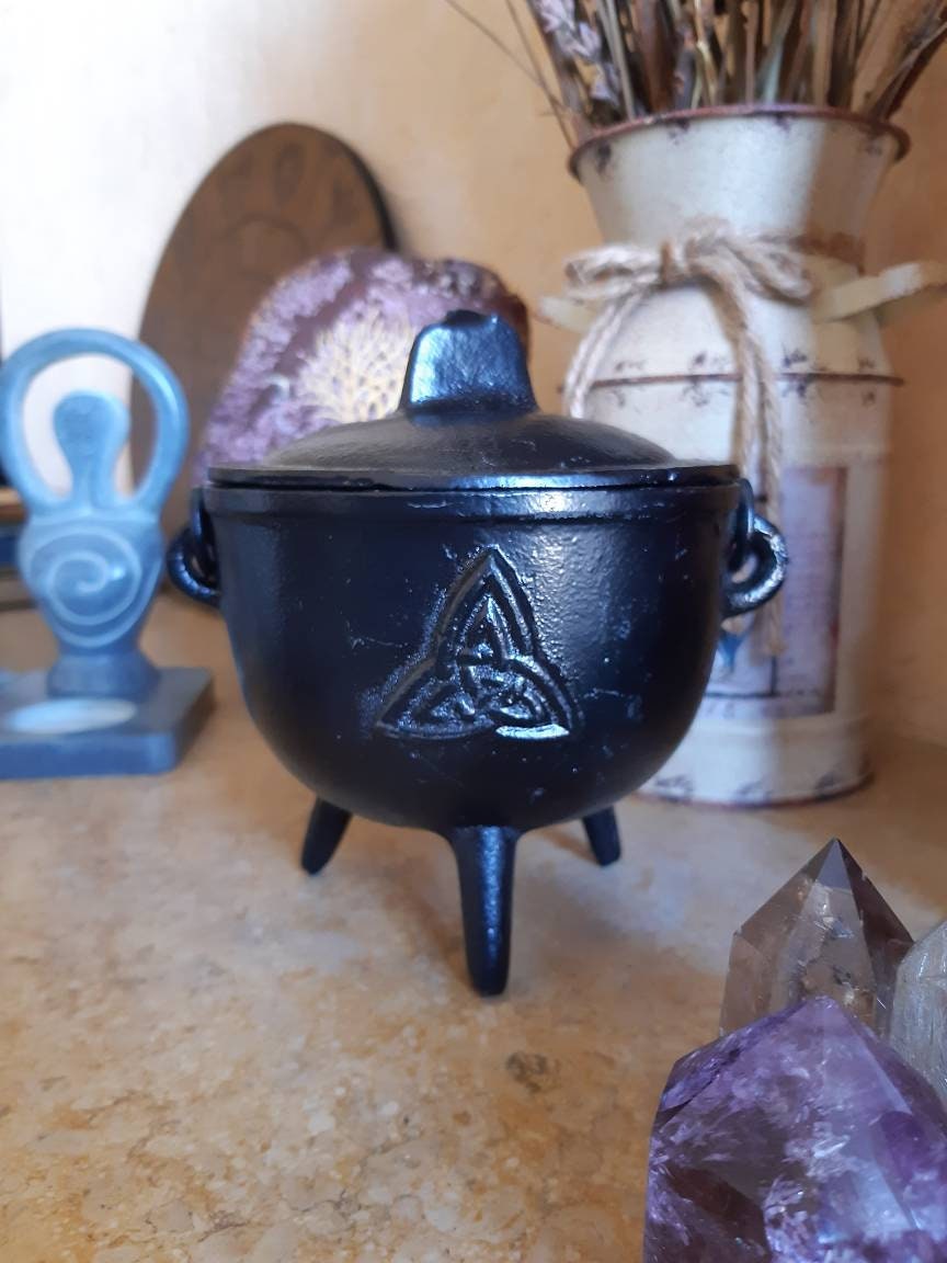 CAST IRON CAULDRON on Feet With Lid. - Etsy