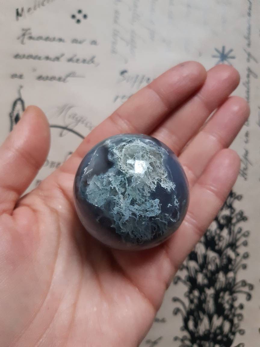Sphere en Agate Fleur , Pierre Naturelle Pour Lithothérapie Chakra .