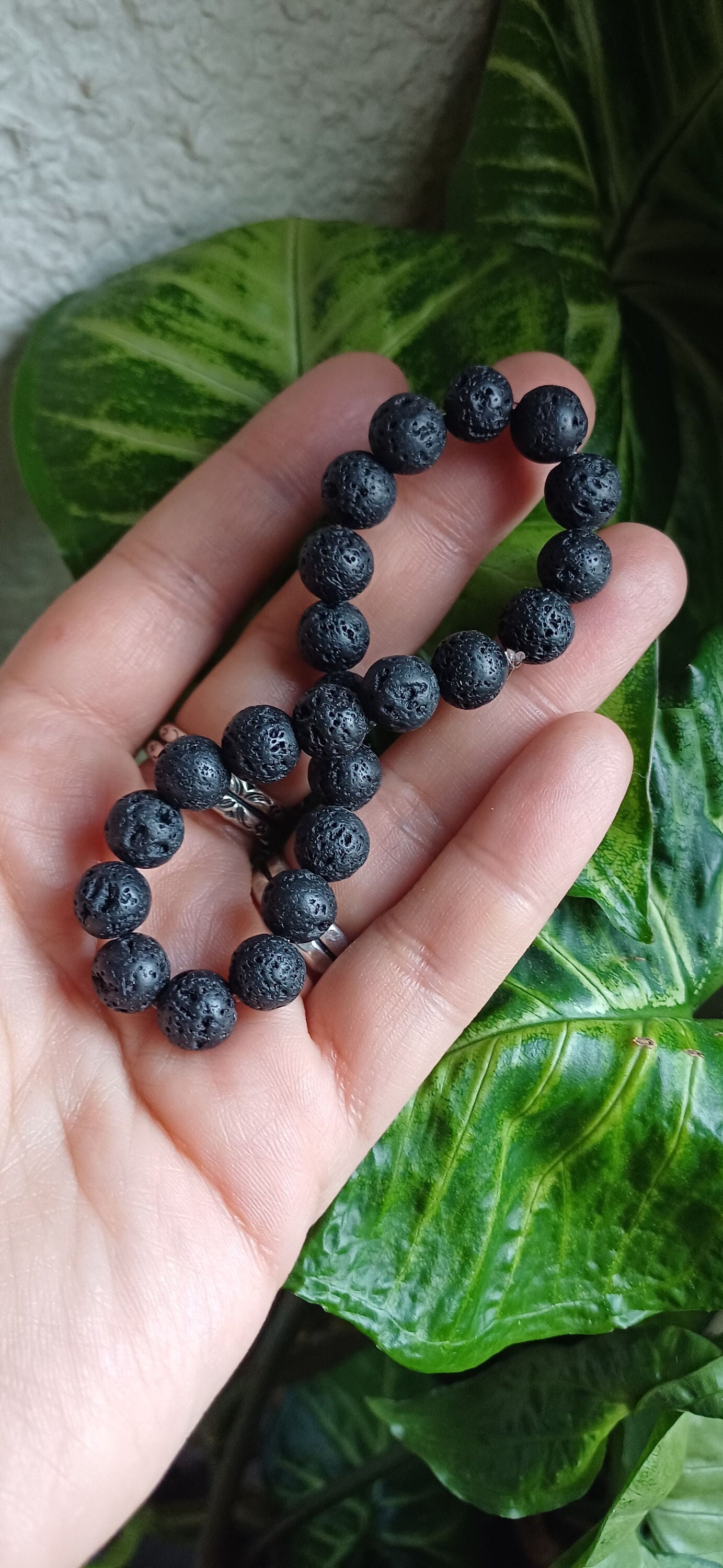 LAVA STONE ブレスレット - 8mm ビーズの天然火山石 - Etsy 日本