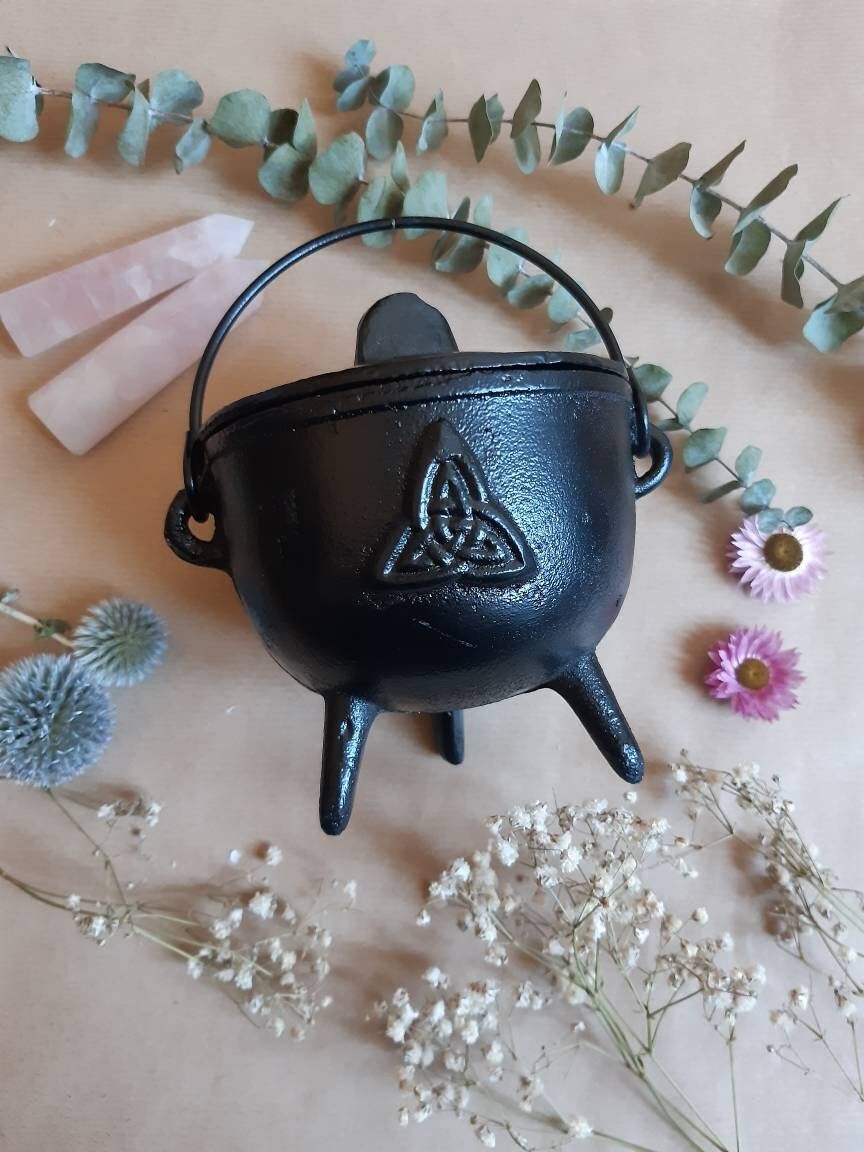 CAST IRON CAULDRON on Feet With Lid. - Etsy