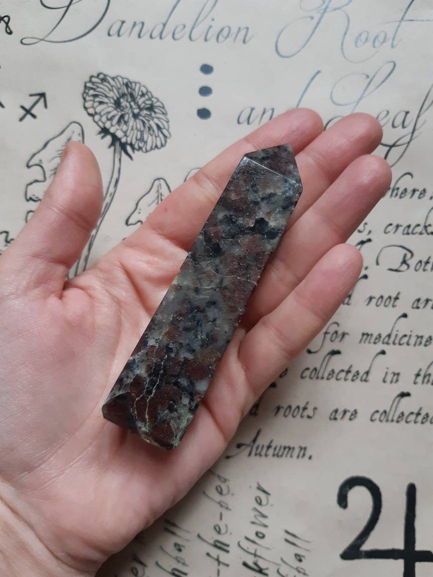 Rubis Spinelle Dans Matrice Biotite , Tours Rubis Spinelle Pour Lithothérapie Obélisque Matrice Biot