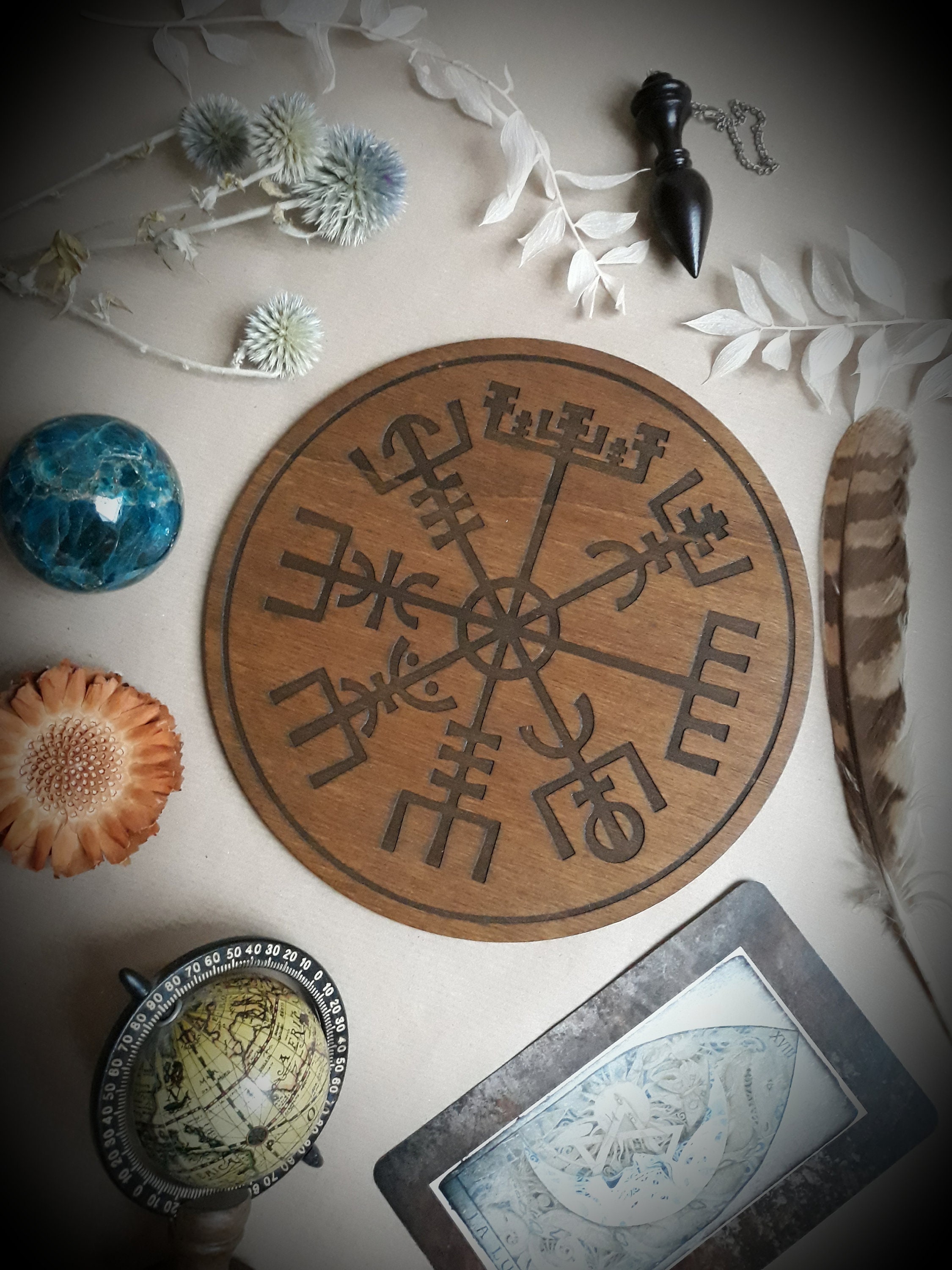 Vegvisir Gravé sur Bois . Gravure , Décoration Spiritualité Autel Païen Ésotérique .