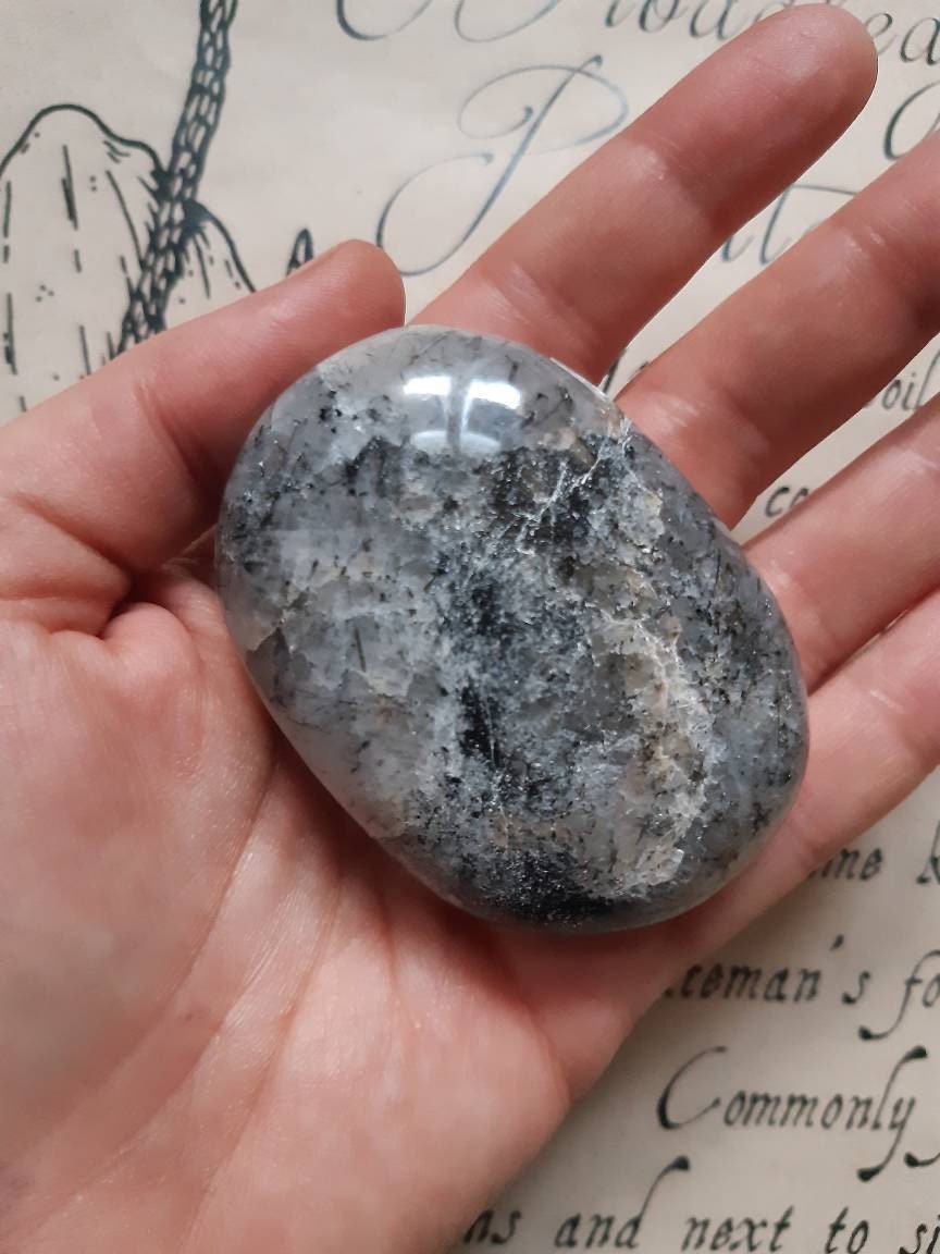 Galet de Quartz à Inclusions Tourmaline, Pierre Naturelle Pour Lithothérapie .